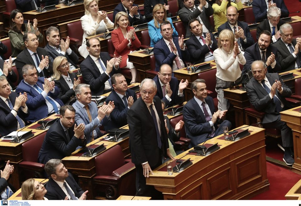 Χειροκρότημα από όλους στον νέο πρόεδρο της Βουλής