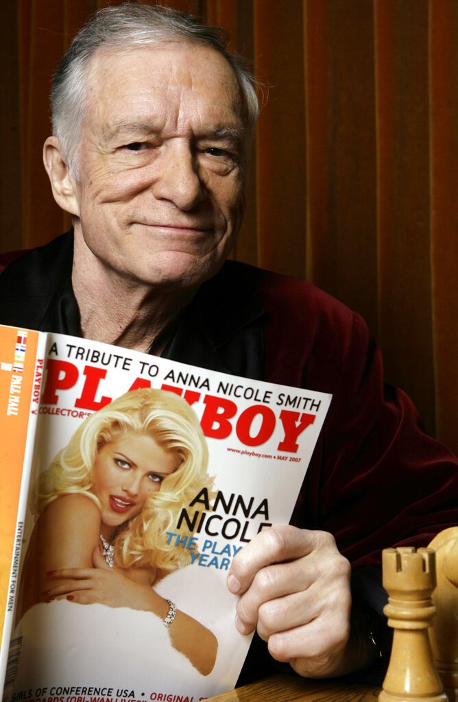 Ο ιδρυτής του Playboy Enterprises, Χιου Χέφνερ, ποζάρει με ένα αντίγραφο του περιοδικού Playboy με την Άννα Νικόλ Σμιθ