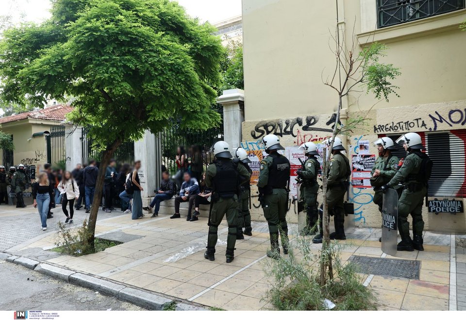 Ένταση επικράτησε προς στιγμήν ανάμεσα σε φοιτητές και ΜΑΤ έξω από το Πολυτεχνείο