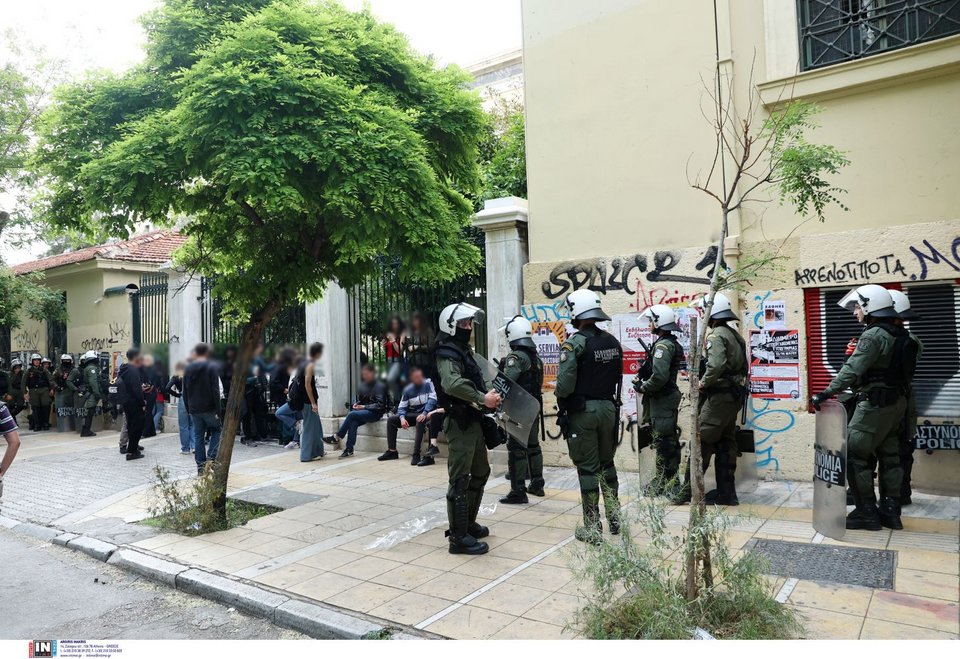 Δεκάδες άτομα παρέμεναν εντός του Πολυτεχνείου παρά τις συστάσεις της αστυνομίας