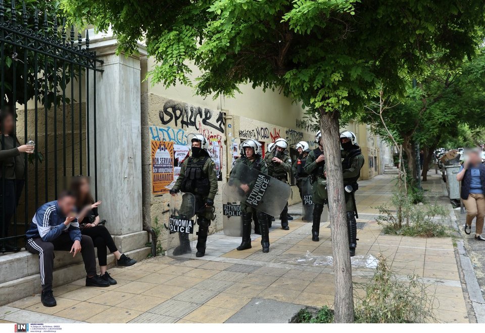 Τα ΜΑΤ απέκλεισαν άμεσα τον χώρο του Πολυτεχνείου