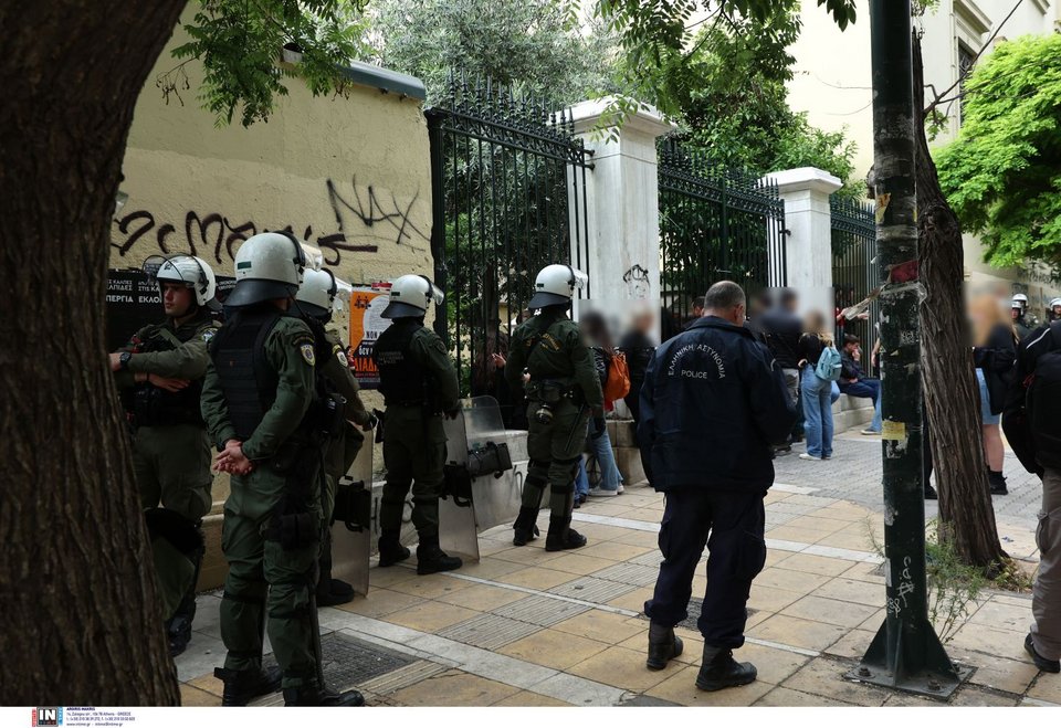 ΜΑΤ και αστυνομικές δυνάμεις έξω από το Πολυτεχνείο