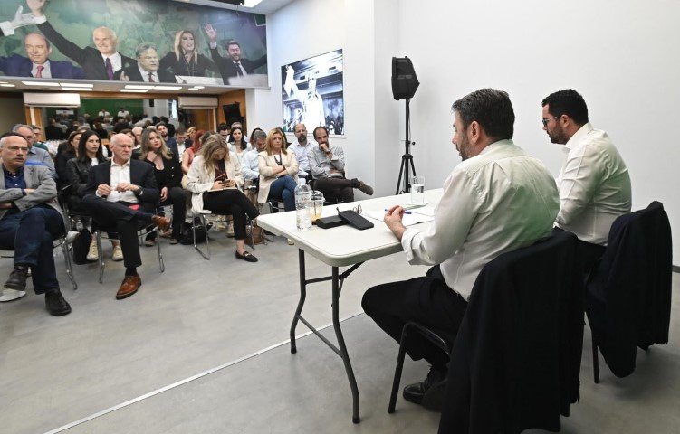 Ο Νίκος Ανδρουλάκης μιλά στα μέλη του Πολιτικού Συμβουλίου του ΠΑΣΟΚ, δίπλα του ο γραμματέας της ΚΕ Ανδρέας Σπυρόπουλος