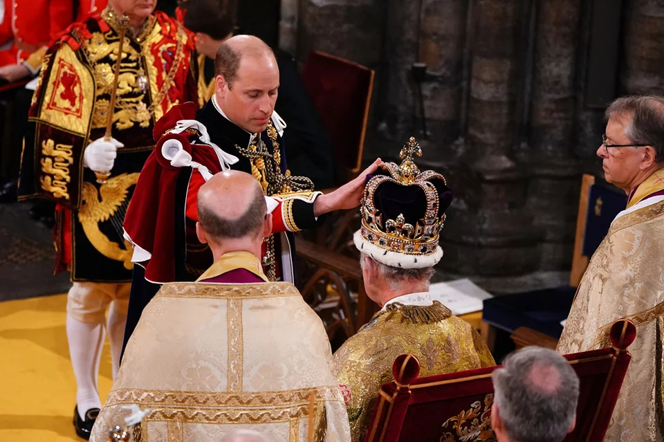 Ο πρίγκιπας Γουίλιαμ αγγίζει το στέμμα του βασιλιά Καρόλου