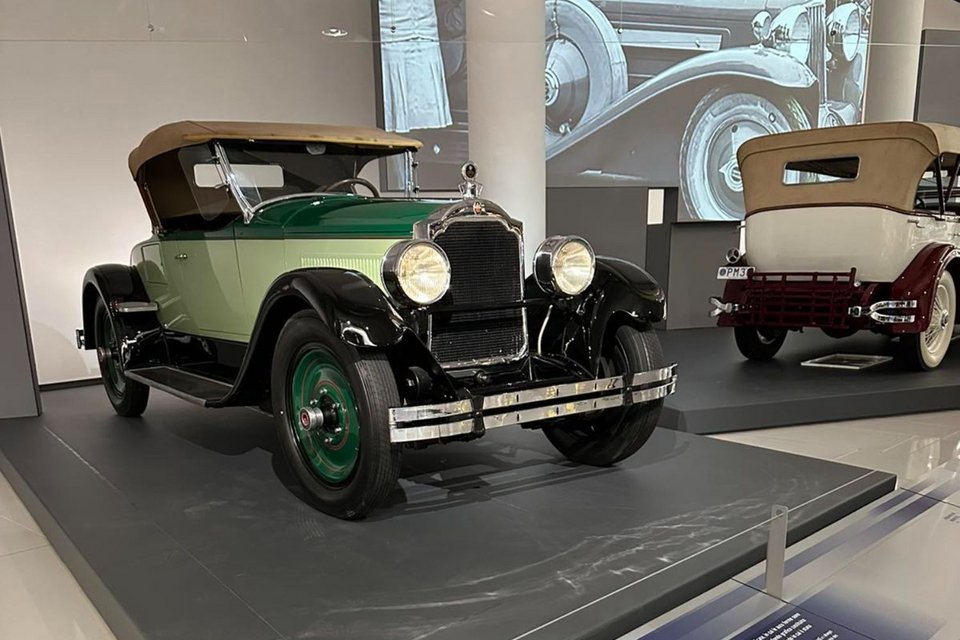 Εντυπωσιακές αντίκες στο... γκαράζ του πρίγκιπα Ρενιέ 