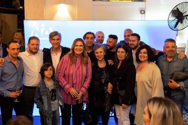 Η Άννα Ροκοφύλλου με την ομάδα συνεργατών της