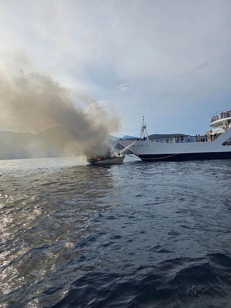 Φωτιά στο σκάφος / Φωτογραφία ilefkada