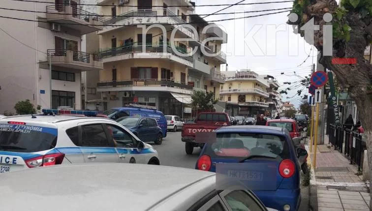 Οδηγός έδεσε ασφυκτικά σκυλάκι σε καρότσα αγροτικού στην Κρήτη