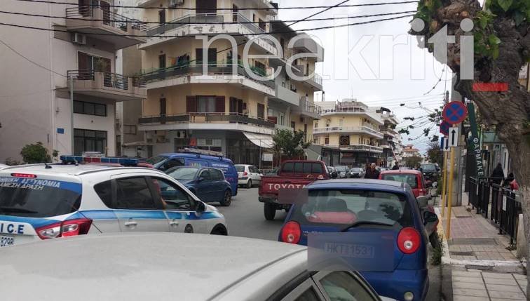 Οδηγός έδεσε ασφυκτικά σκυλάκι σε καρότσα αγροτικού στην Κρήτη