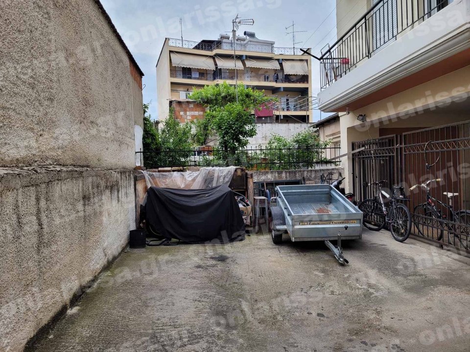 Λάρισα: 13χρονη έπεσε από τον τρίτο όροφο, ο πατέρας της έπεσε στις σκάλες ενώ έτρεχε να την σώσει