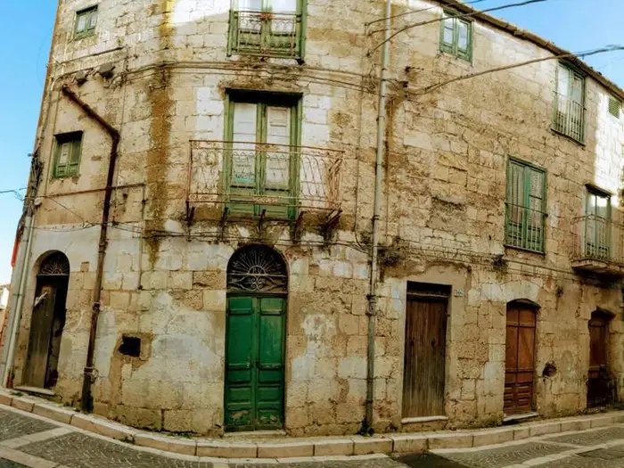 Το κτίριο με την πράσινη πόρτα είναι το τρίτο ακίνητο που διαθέτει η Daniels
