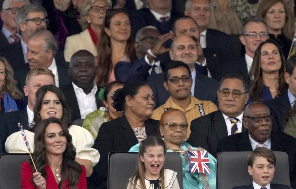 Κέιτ Μϊντλετον, Σαρλότ, Τζορτζ στο πάρτι της στέψης του βασιλιά Καρόλου