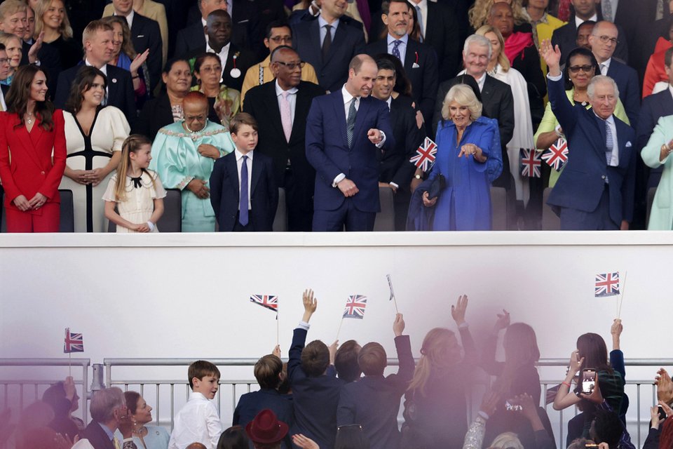 Κέιτ Μϊντλετον, Σαρλότ, Τζορτζ στο πάρτι της στέψης του βασιλιά Καρόλου