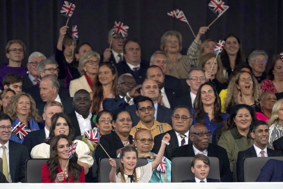 Κέιτ Μϊντλετον, Σαρλότ, Τζορτζ στο πάρτι της στέψης του βασιλιά Καρόλου