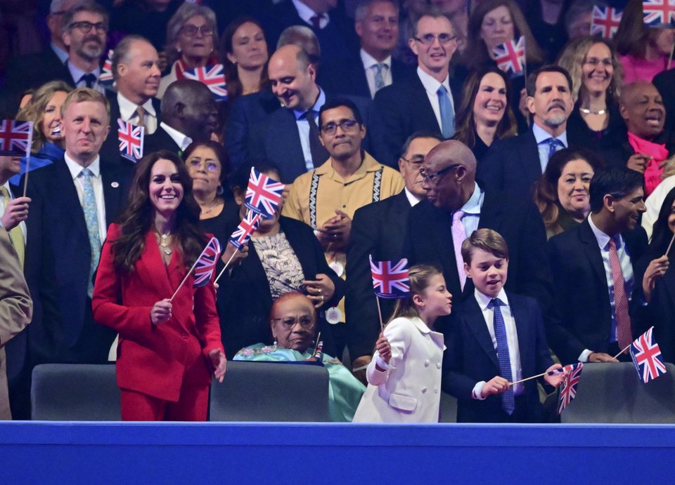 Κέιτ Μϊντλετον, Σαρλότ, Τζορτζ στο πάρτι της στέψης του βασιλιά Καρόλου