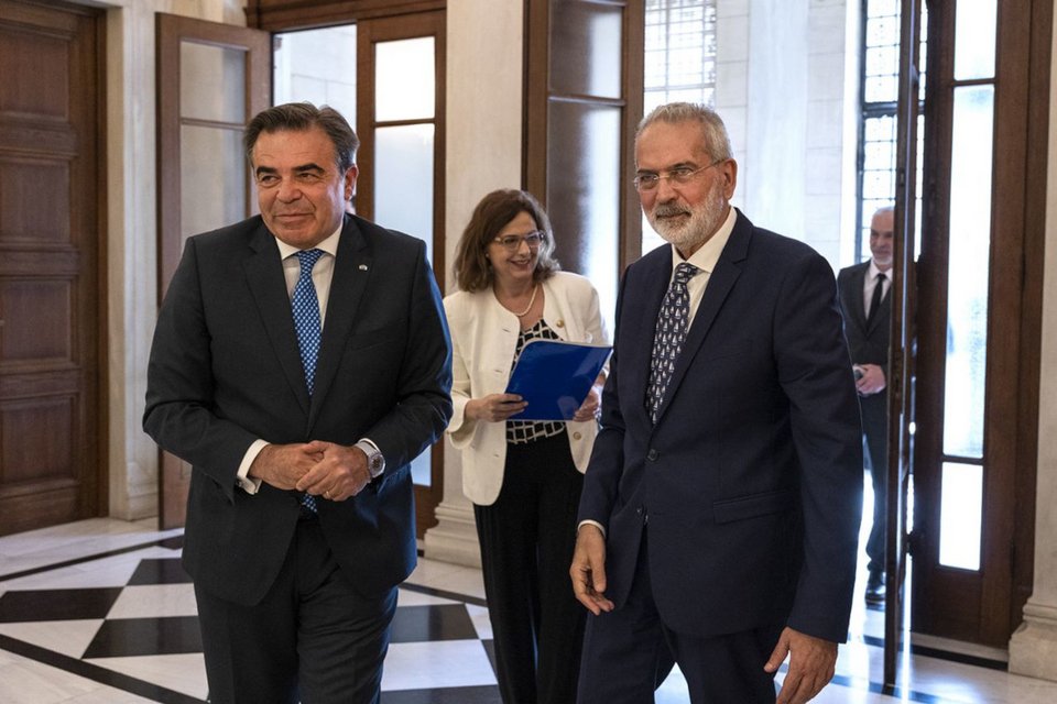 Συνάντηση στο Μέγαρο Μαξίμου του πρωθυπουργού, Ιωάννη Σαρμά, με τον αντιπρόεδρο της Κομισιόν, Μαργαρίτη Σχοινά