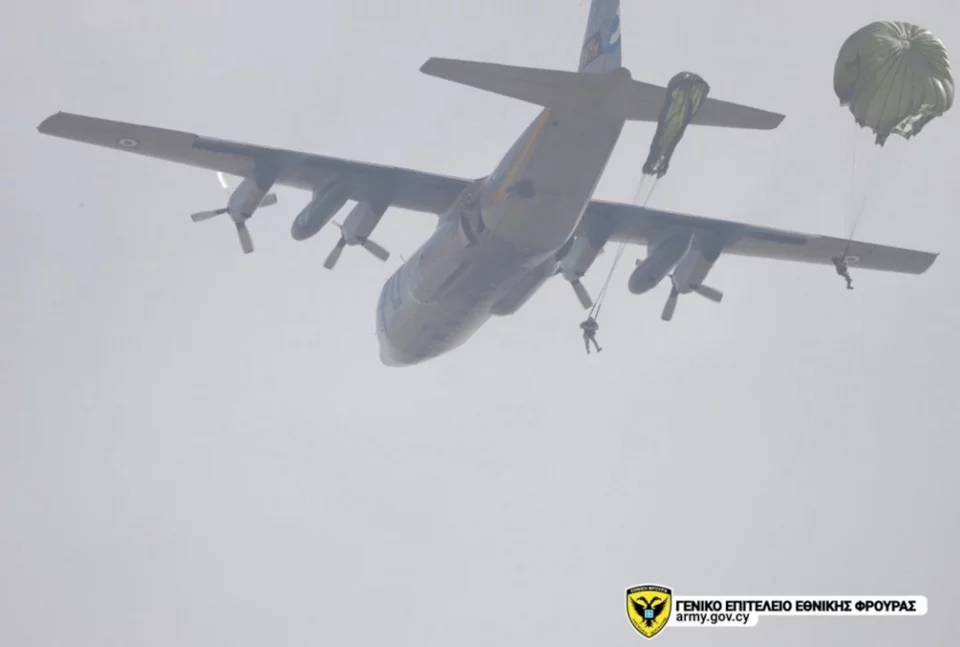 Οι εκπαιδευόμενοι βγαίνουν από το C-130 για να πραγματοποιήσουν των πτώση με αλεξίπτωτο