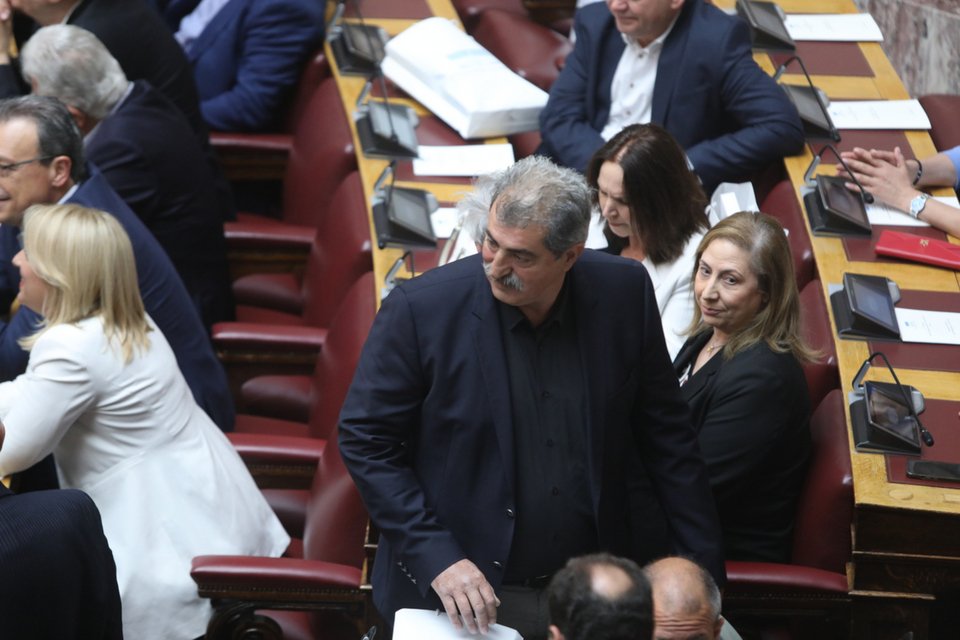 Ο Παύλος Πολάκης και πίσω του η Μαριλίζα Ξενογιαννακοπούλου
