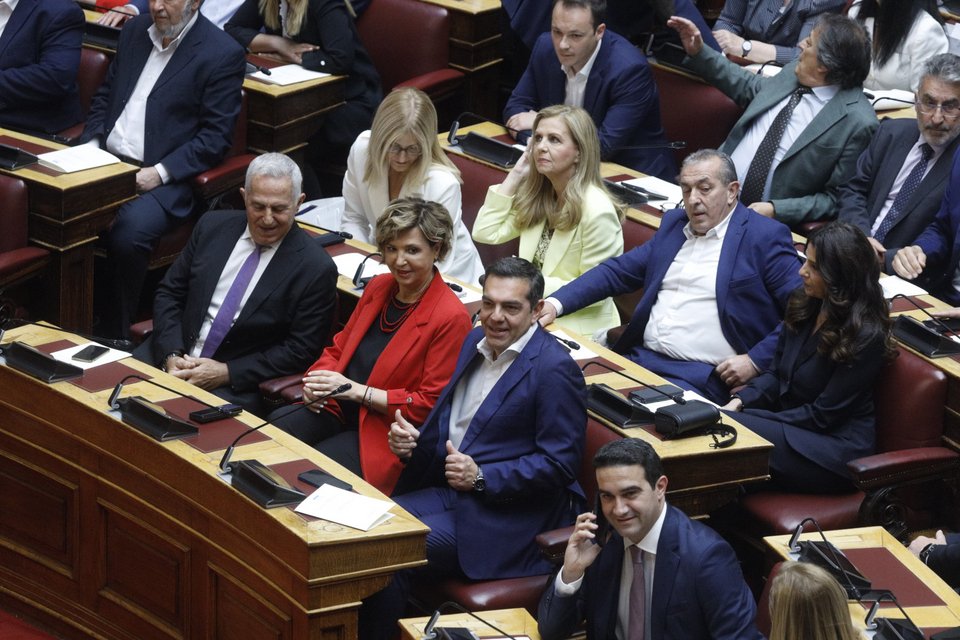 Δίπλα στον Αλέξη Τσίπρα στη Βουλή η Ολγα Γεροβασίλη και ο Ευάγγελος Αποστολάκης