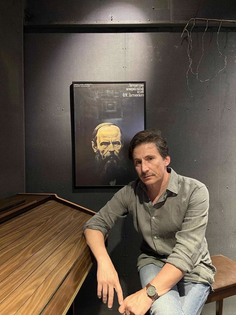 Τάρλοου στο φουαγιέ του θεάτρου του, μπροστά στο πορτραίτο του Ντοστογέφσκι
