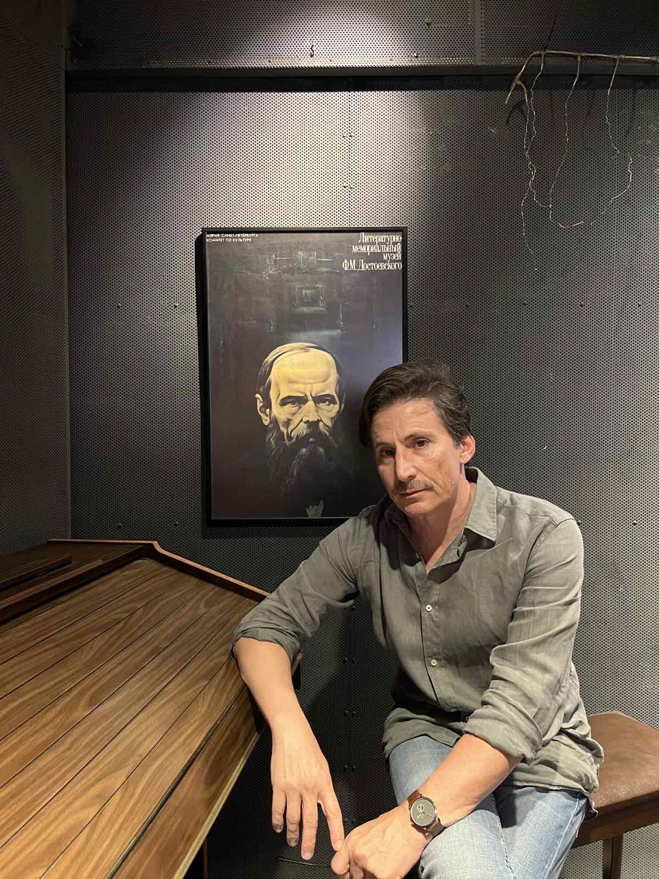  Τάρλοου στο φουαγιέ του θεάτρου του, μπροστά στο πορτραίτο του Ντοστογέφσκι