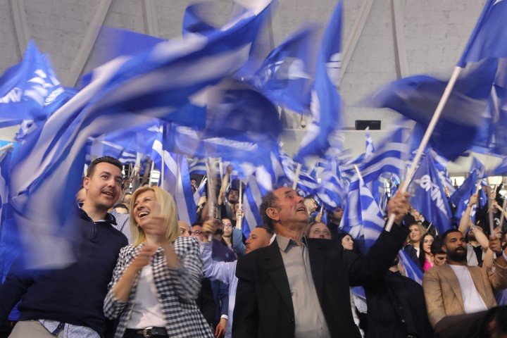 Ενθουσιασμός στις κερκίδες πριν την ομιλία Μητσοτάκη