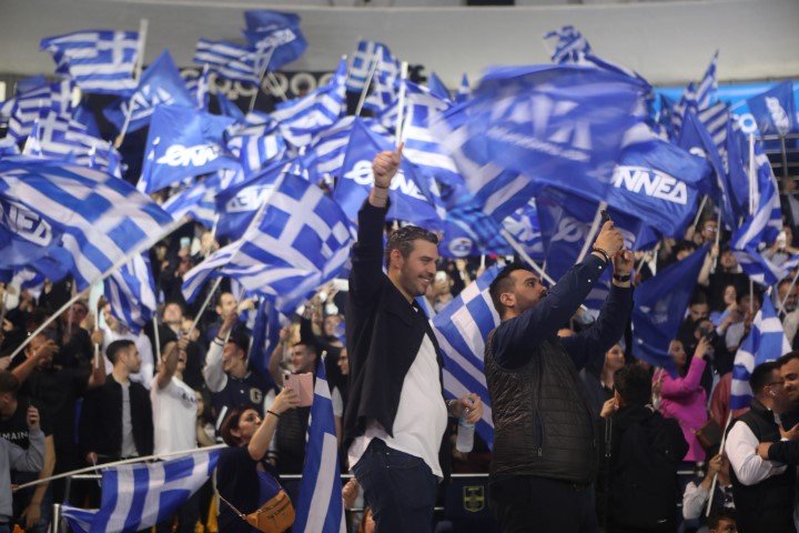 Ενθουσιασμός στις κερκίδες πριν την ομιλία Μητσοτάκη