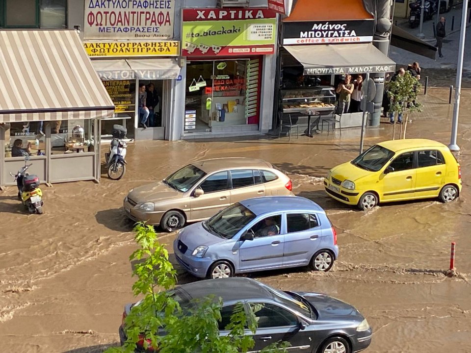 Λύματα στον δρόμο στη Θεσσαλονίκη