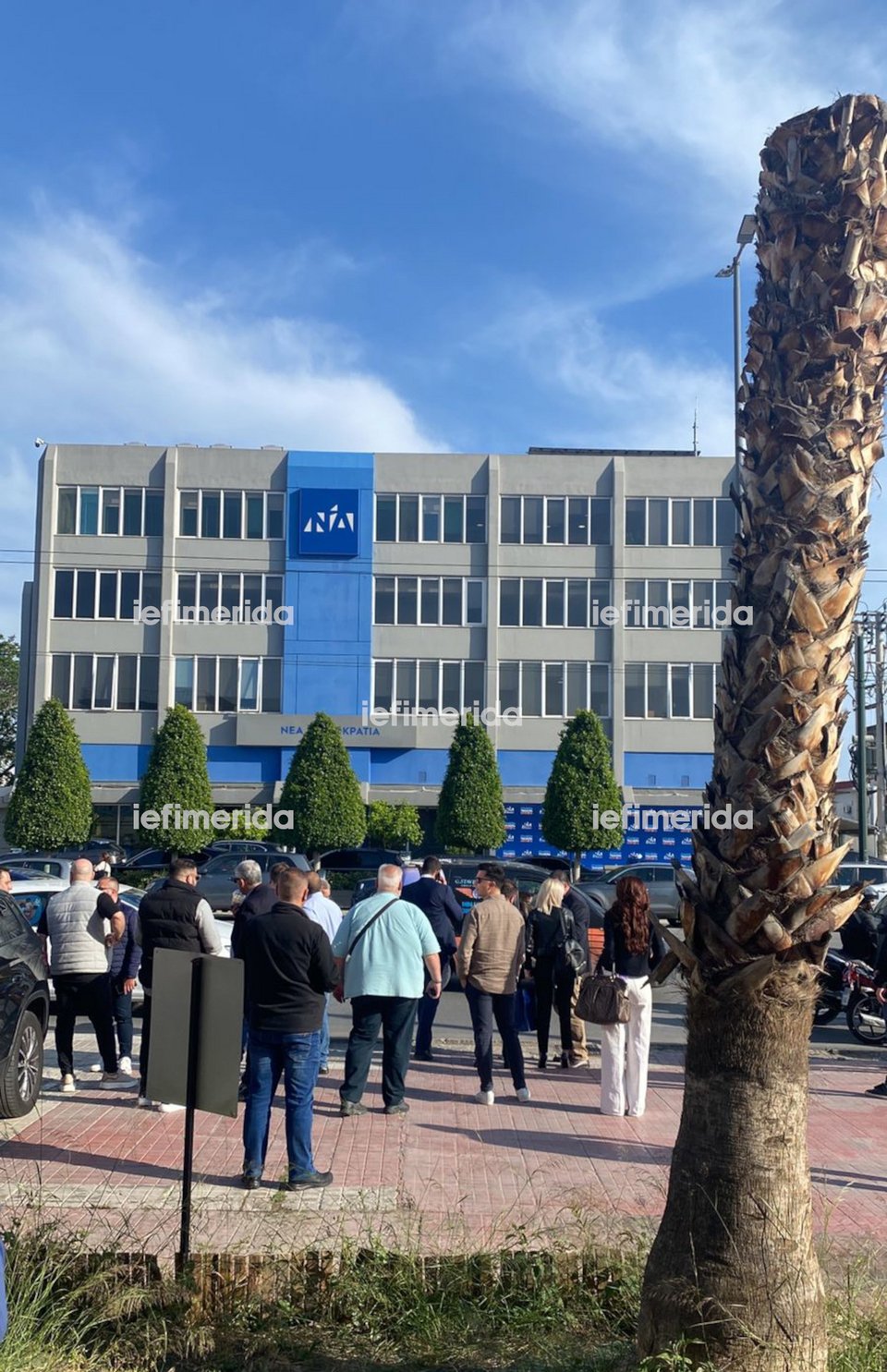 Στο απέναντι πεζοδρόμιο από τα γραφεία μετέβησαν όσοι βρίσκονταν μέσα σε αυτά