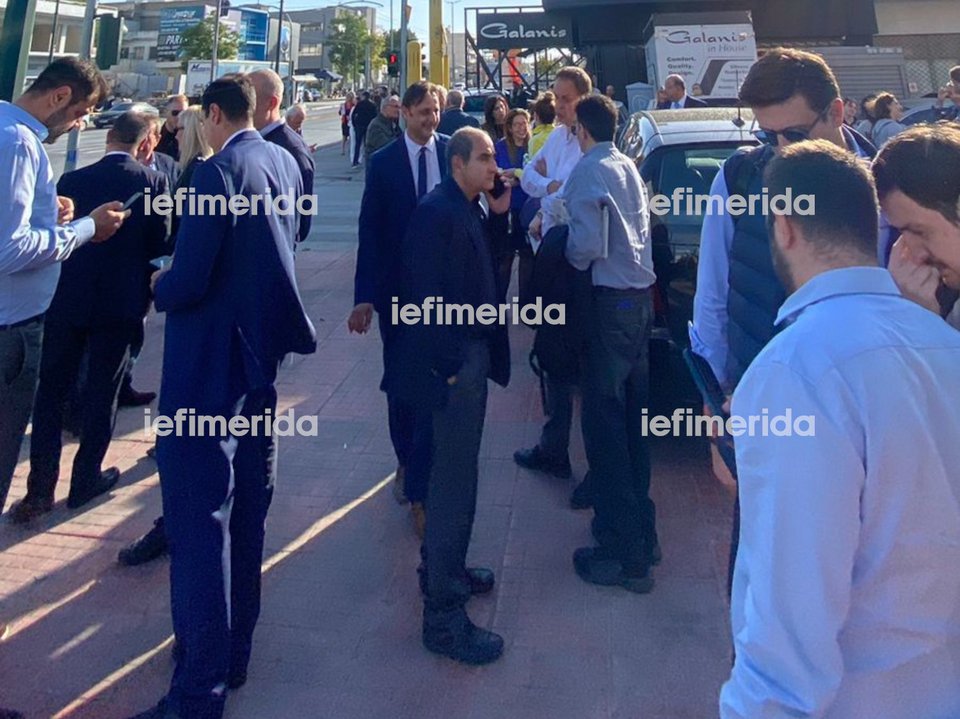 Σε ήρεμη κατάσταση άπαντες έξω από τα γραφεία της ΝΔ