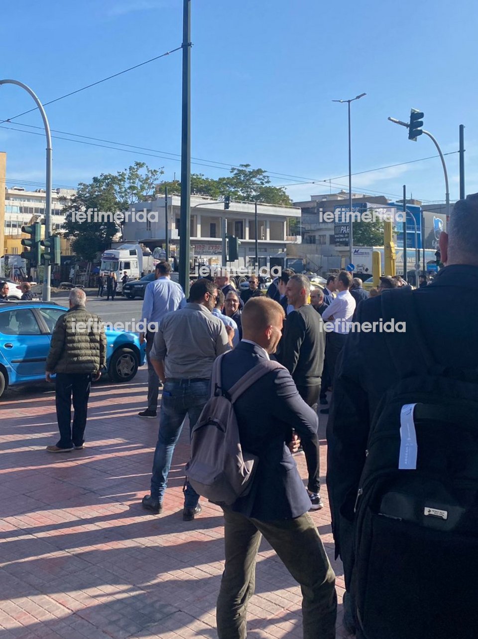 Οι παρευρισκόμενοι περιμένουν πότε θα λήξει ο «συναγερμός»
