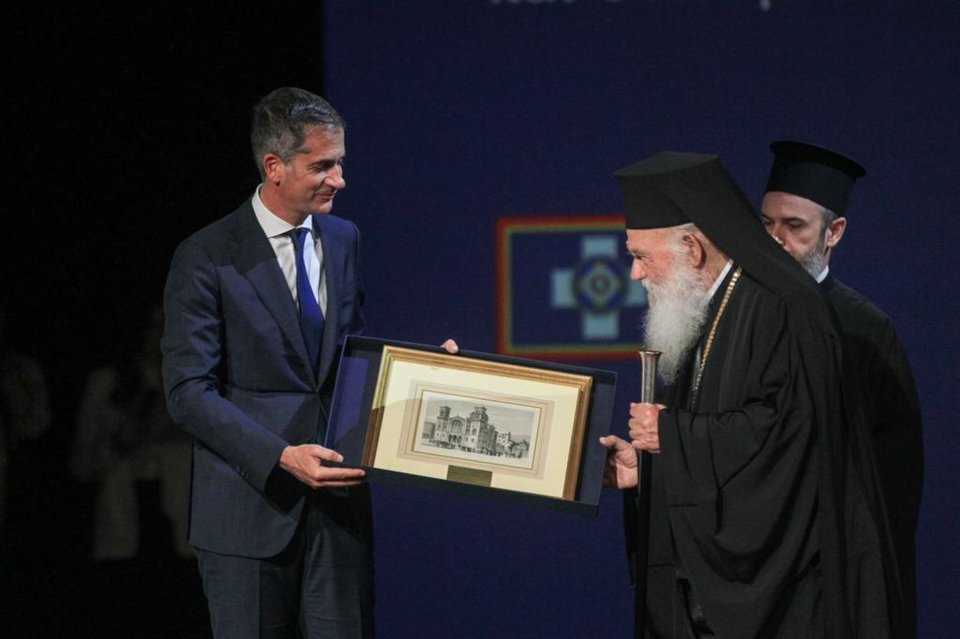 Ο δήμαρχος Αθηναίων προσέφερε στον Μακαριώτατο Αρχιεπίσκοπο Ιερώνυμο μία αυθεντική γκραβούρα του χαράκτη F. Williams