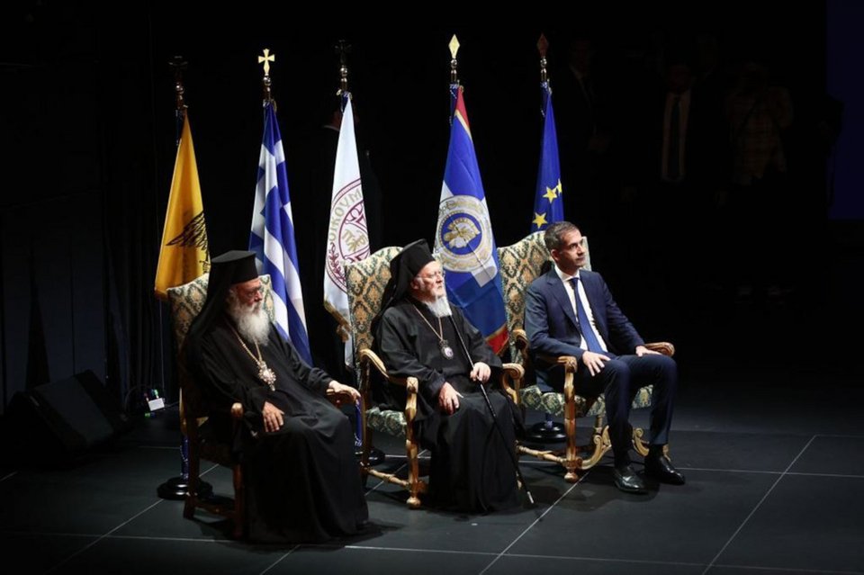 Ο Οικουμενικός Πατριάρχης Βαρθολομαίος, πλαισιωμένος από τον Αρχιεπίσκοπο Αθηνών και πάσης Ελλάδος Ιερώνυμο και τον δήμαρχο Αθηναίων Κώστα Μπακογιάννη