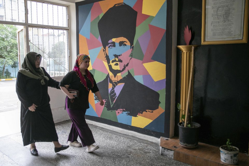 Oι Τούρκοι ψηφοφόροι προσέρχονται στα εκλογικά κέντρα/