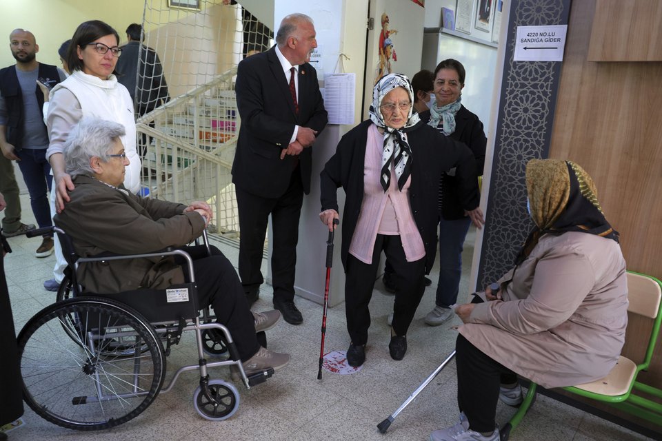 Συρρέουν στα εκλογικά κέντρα οι Τούρκοι ψηφοφόροι