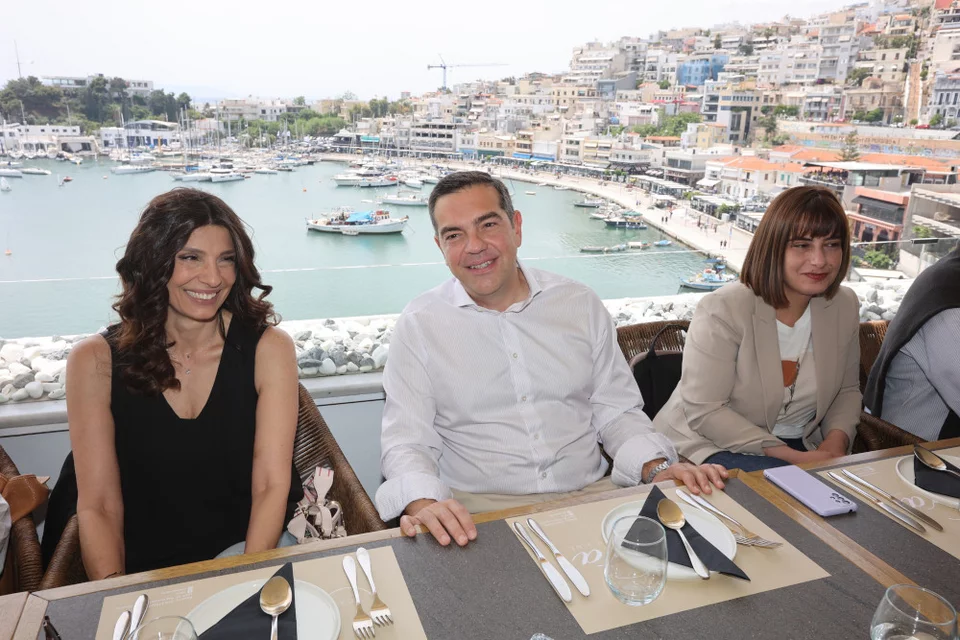 Ο Αλέξης Τσίπρας παραθέτει γεύμα στο Μικρολίμανο στους πολιτικούς συντάκτες