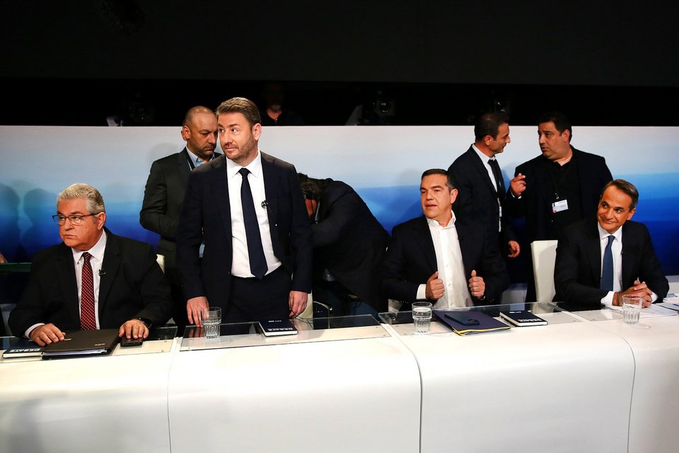 Τα χαμόγελα και η αμηχανία των αρχηγών πριν από το debate