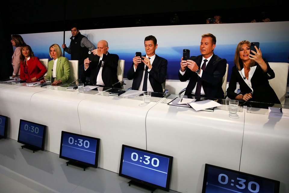 Τα χαμόγελα και η αμηχανία των αρχηγών πριν από το debate