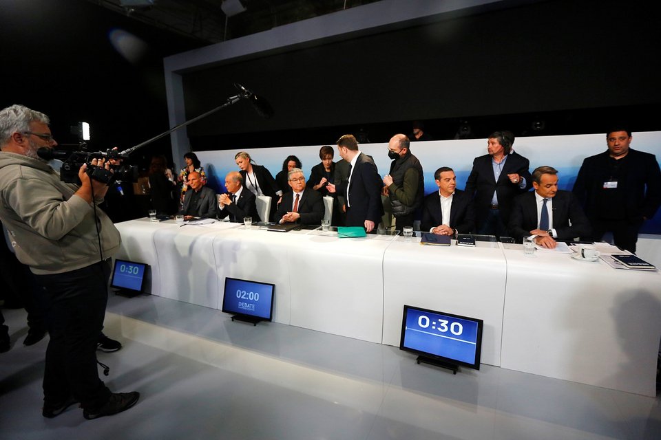 Τα χαμόγελα και η αμηχανία των αρχηγών πριν από το debate