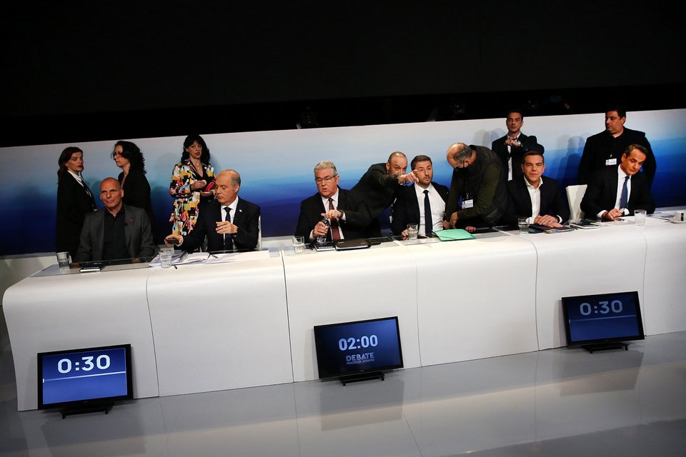 Τα χαμόγελα και η αμηχανία των αρχηγών πριν από το debate