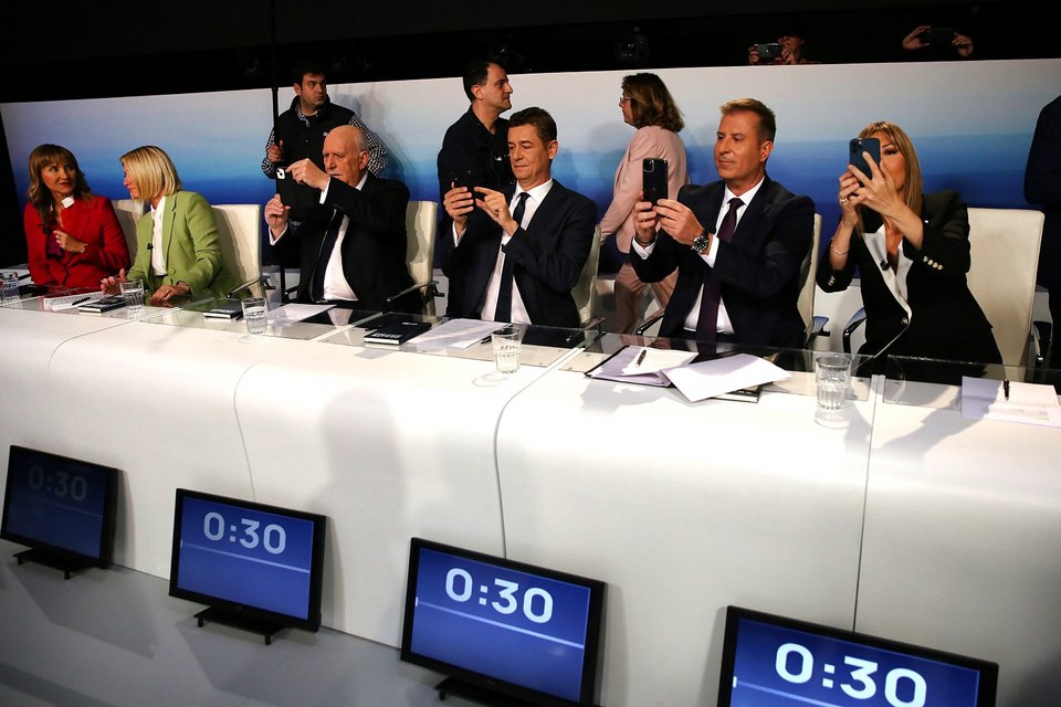 Τα χαμόγελα και η αμηχανία των αρχηγών πριν από το debate