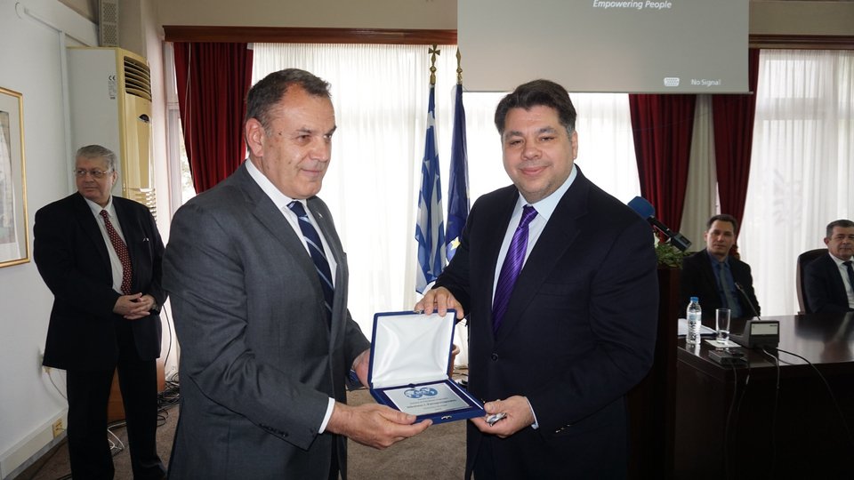 Ο Τζορτζ Τσούνης δίνει τιμητική πλακέτα στον Νίκο Παναγιωτόπουλο