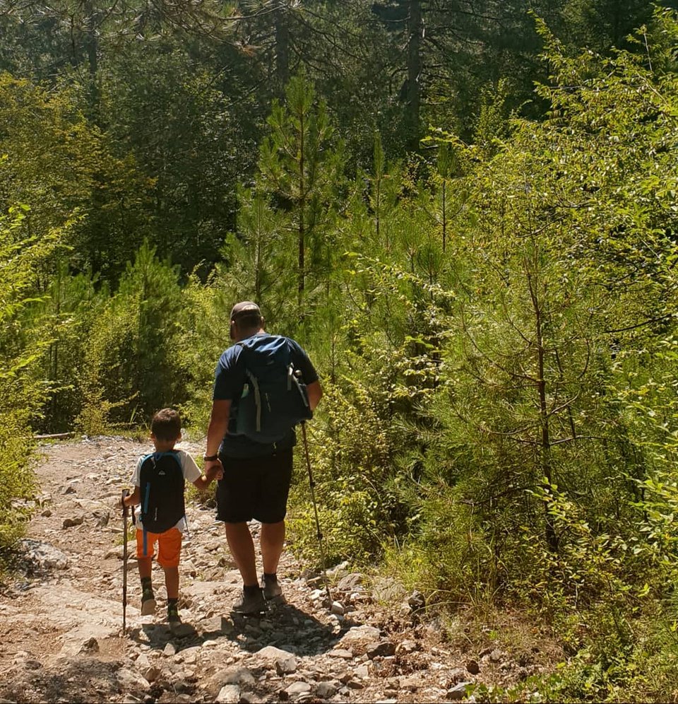 Η Κωνσταντίνα Κουτσοπούλου, του Happy Paths, μοιράζεται μαζί μας τα μυστικά και τις διαδρομές για ασφαλείς πεζοπορίες στο βουνό με παιδιά / Φωτογραφία: Κωνσταντίνα Κουτσοπούλου/Happy Paths
