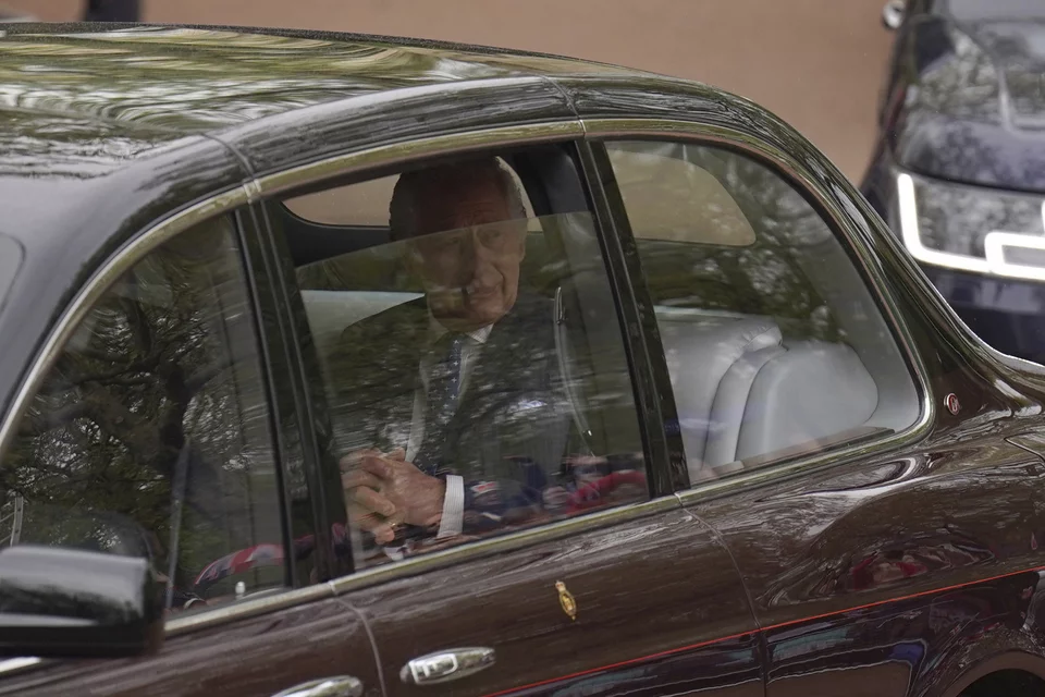 Ο βασιλιάς Κάρολος κατέφθασε με το αυτοκίνητό του στο παλάτι του Μπάκιγχαμ, από όπου θα ξεκινήσει η πομπή για το Αβαείο του Γουεστμίνστερ