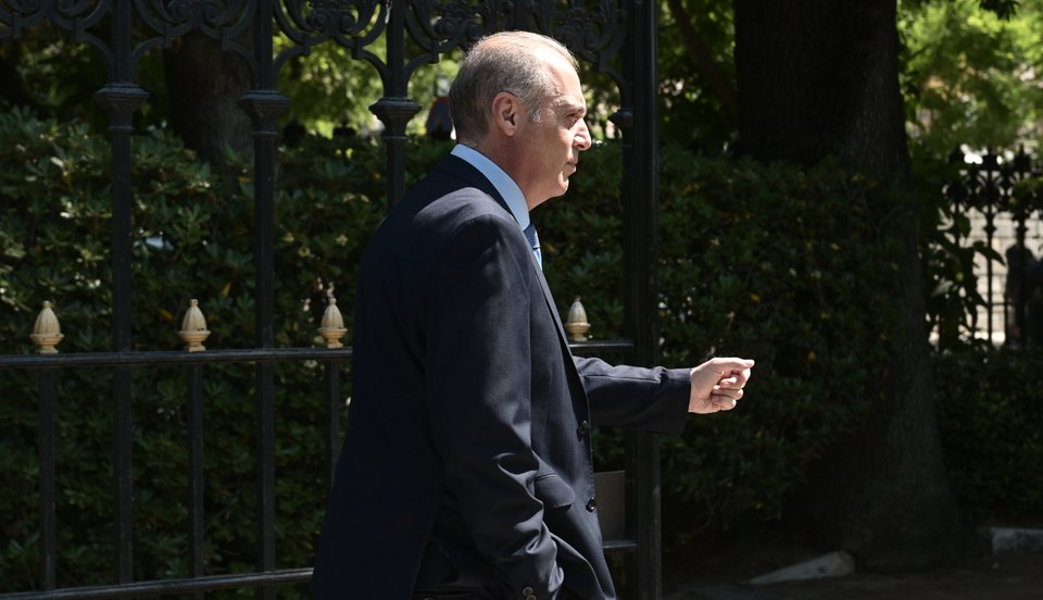 Ο Κυριάκος Βελόπουλος περνάει την πόρτα του Προεδρικού Μεγάρου