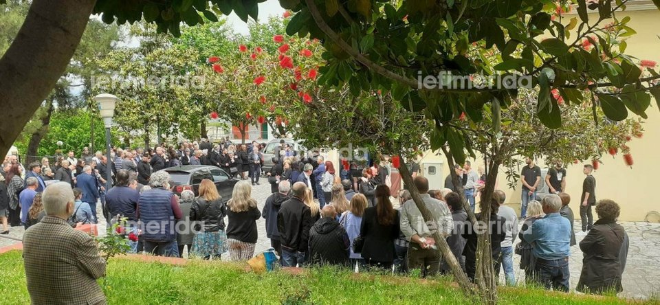Σπαραγμός στην κηδεία του βρέφους στην Άρτα