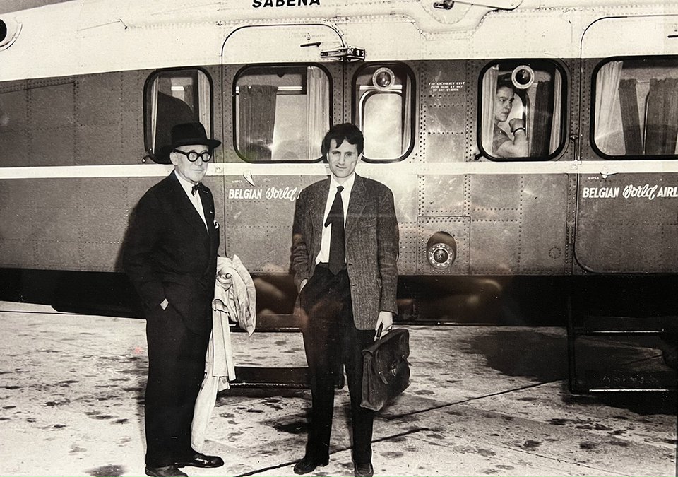  O Le Corbusier και ο Ιάννης Ξενάκης παίρνουν το τρένο από το Παρίσι για τις Βρυξέλλες, το 1958