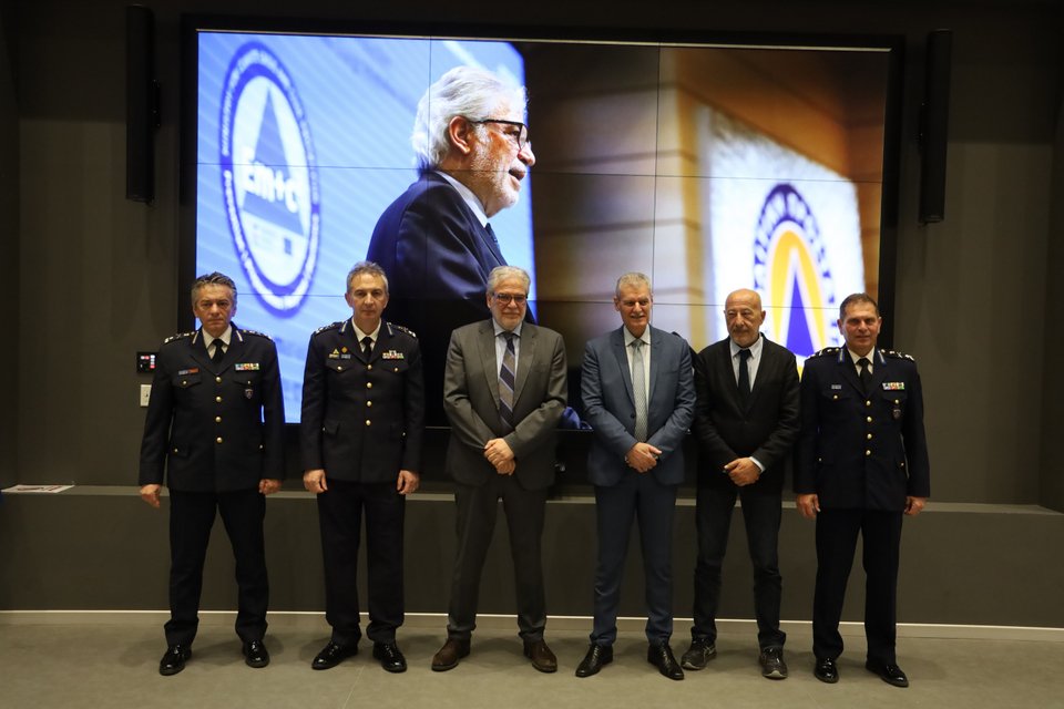 Στυλιανίδης και Τουρνάς ποζάρουν κατά την τελετή παράδοσης παραλαβής