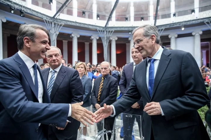 Ο Κυριάκος Μηταοτάκης χαιρετά τον Αντώνη Σαμαρά 