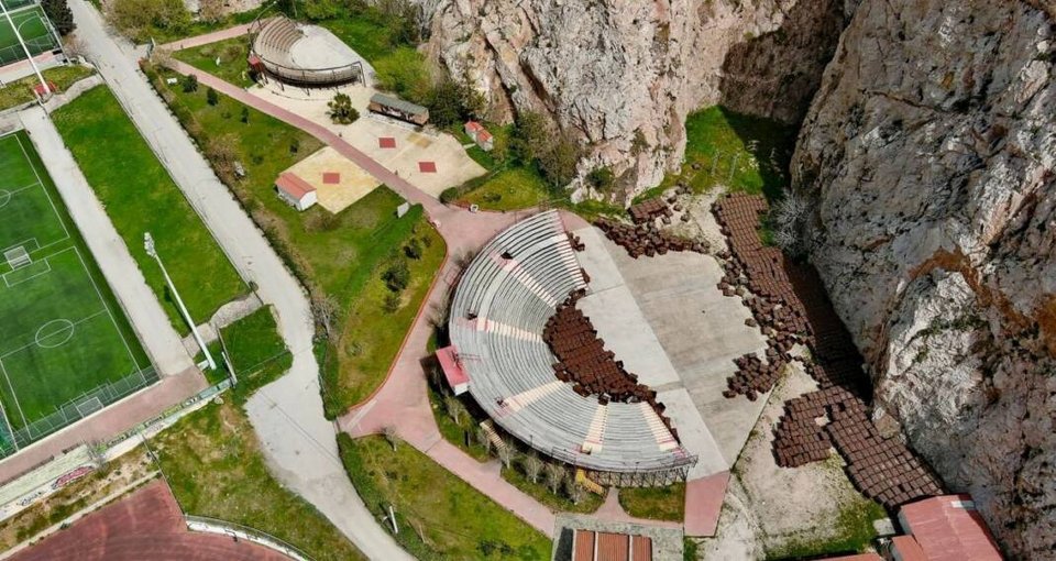 Με πρωτοβουλία της Κυβέρνησης, τα θέατρα Βράχων, του Βύρωνα και του Υμηττού, αποδίδονται οριστικά και αμετάκλητα στους πολίτες